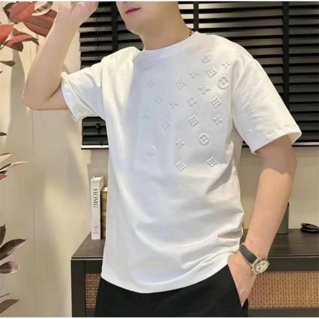 上新 Louis Vuitton Lv路易威登限定款情侣款发泡短袖T恤 这款Lv短袖是我们夏天时装界的一颗璀璨的珠宝 面料采用260克双纱爽滑双纱 Logo撞色