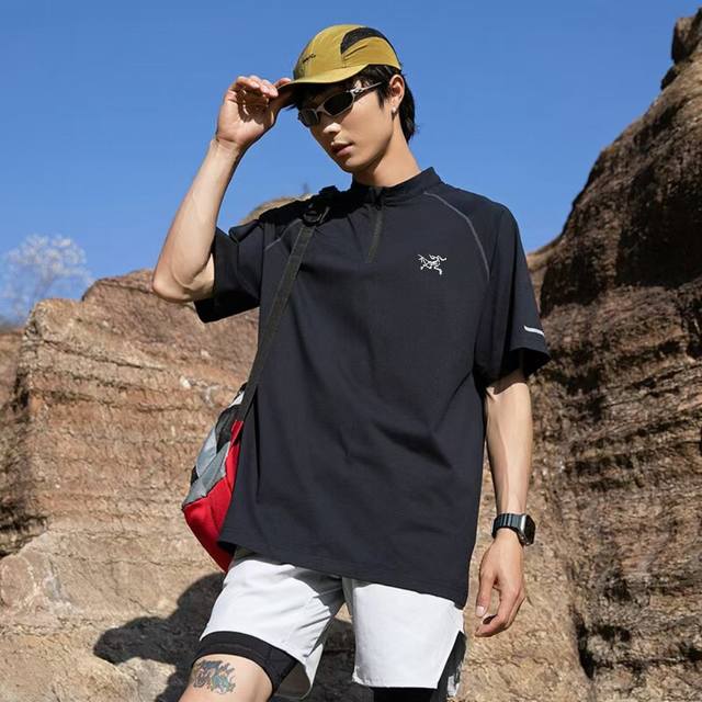 上新 Arc'teryx 始祖鸟 夏季新款户外运动防晒吸汗透气拉链立领短袖T恤 鸟家面料采用品牌专利速干科技，运动时汗水迅速渗透蒸发，时刻保持身体干爽；高密度透