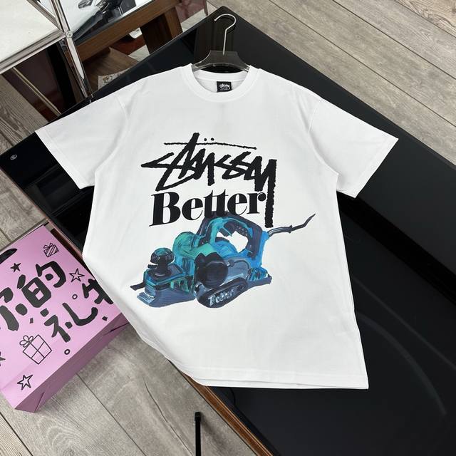 Stussybetter联名款短袖T恤，属于美式潮牌Ss24 Thermal Stock Tee夏季系列。 Stussy由Shawn Stussy于1980年在