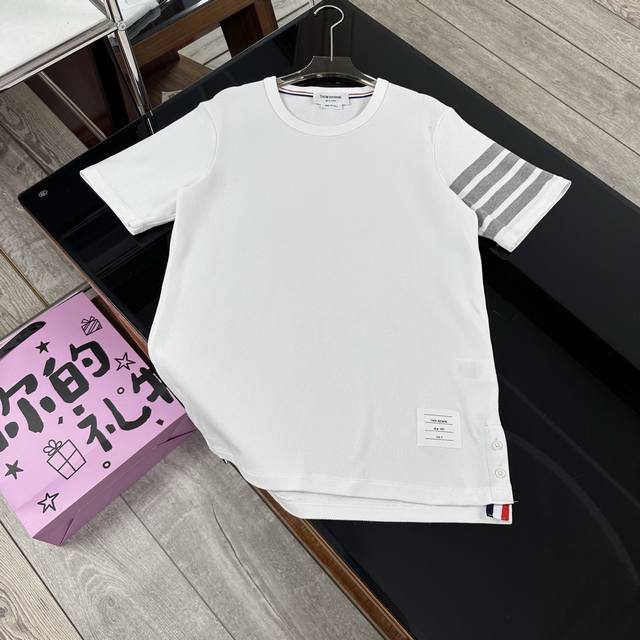 Thom Browne 汤姆布朗 Tb珠地棉330克重色织圆领套头夏季短袖T恤｜T08 采用定制色织面料纯棉330克重正品珠地面料 生产采用进口缝纫设备缝制 针