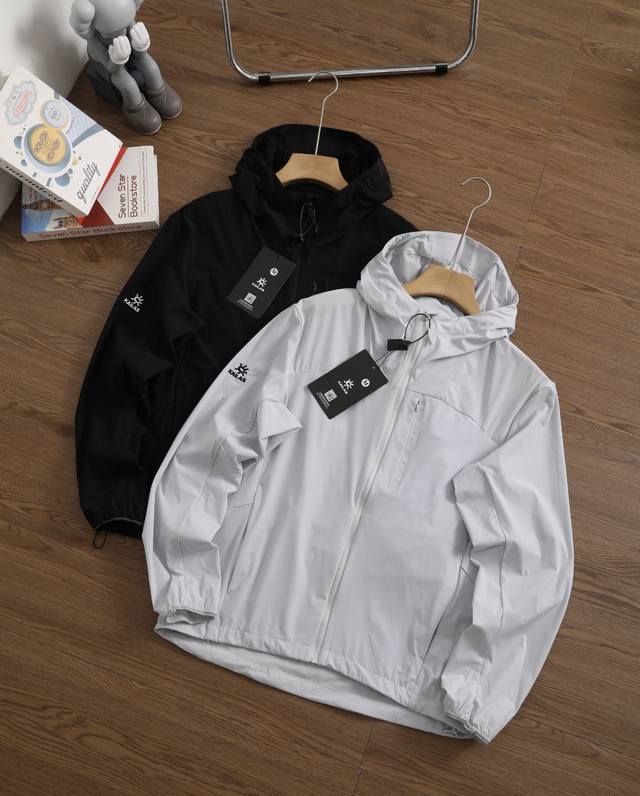 上新 品牌：凯乐石 Kailas 尺码：M-L-Xl-Xxl-Xxxl 颜色：黑色-灰色 类型：轻量户外运动冰丝透气皮肤衣 材质：冰丝凉感面料 领型：连帽 袖长