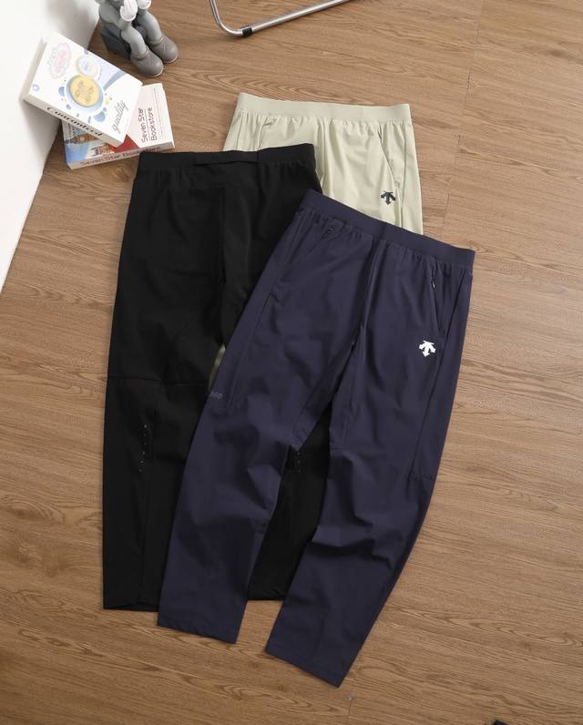 上新 品牌：迪桑特 Descente 尺码：M-L-Xl-Xxl 颜色：黑色-藏青-卡其 类型：男士户外休闲速干长裤 材质：运动型速干面料 厚薄：薄 弹力：微弹