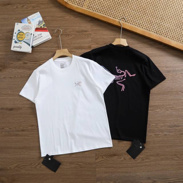 上新 品牌：始祖鸟 Arcteryx 尺码：M-L-Xl-Xxl-Xxxl 颜色：白色-黑色 类型：男士运动速干T恤 材质：230克运动户外科技棉 领型：正肩款