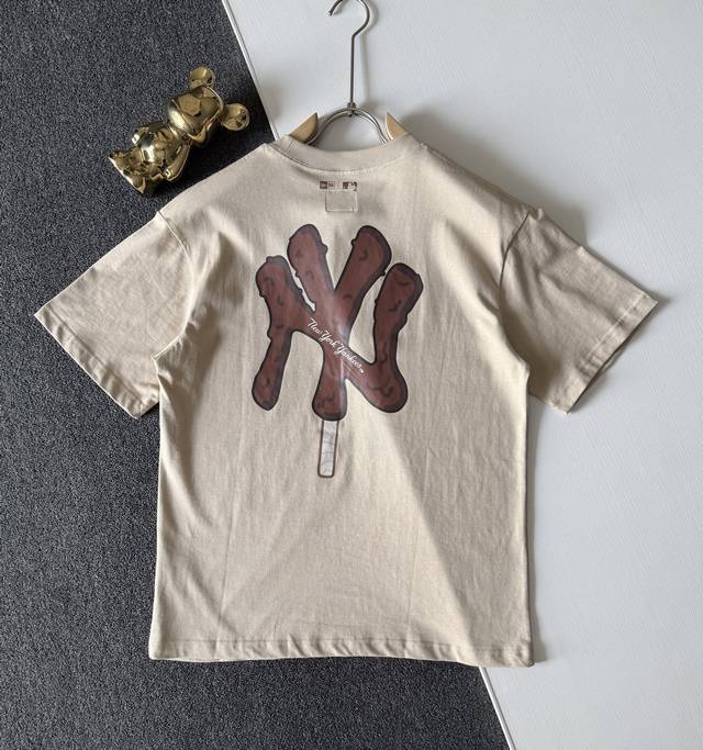 原版复刻 New Era&Mlb让我成了行走的冰淇淋刺客！ 姐妹们！刚穿新买T恤出街 就被误认成网红甜品店活体广告牌 现在连外卖小哥都追着我要链接 穿假货的姐妹