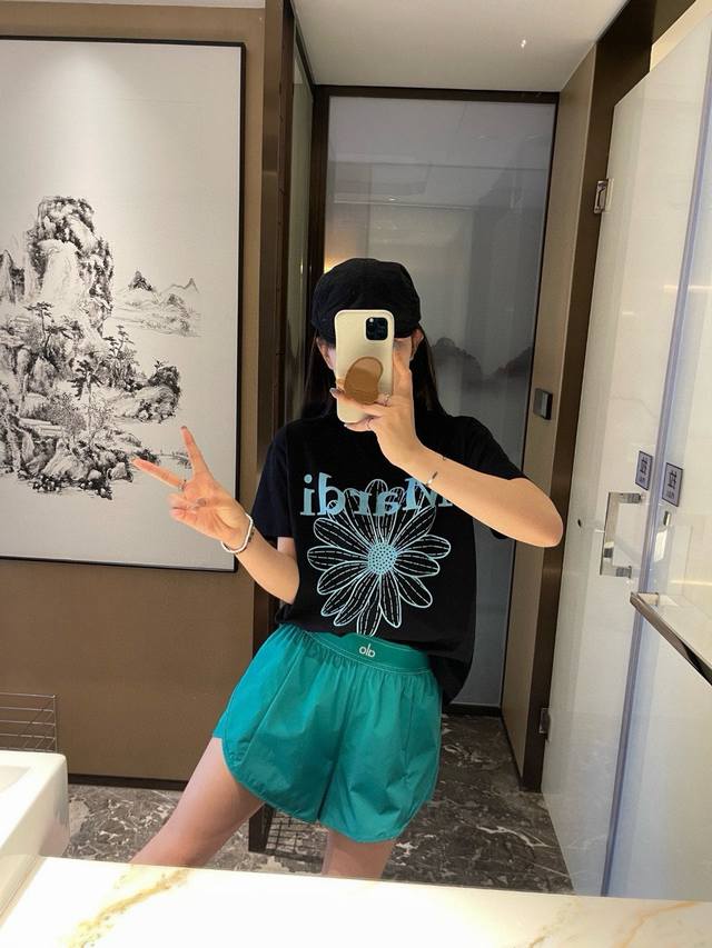 Alo女款运动速干短裤 万能百搭王， 已自留，强烈推荐兄弟们入手！！包装标齐牌全，推自荐留 可接直送人！倾心荐推，全体主推！ 颜色：黑色 藏青 绿色 粉色 尺码