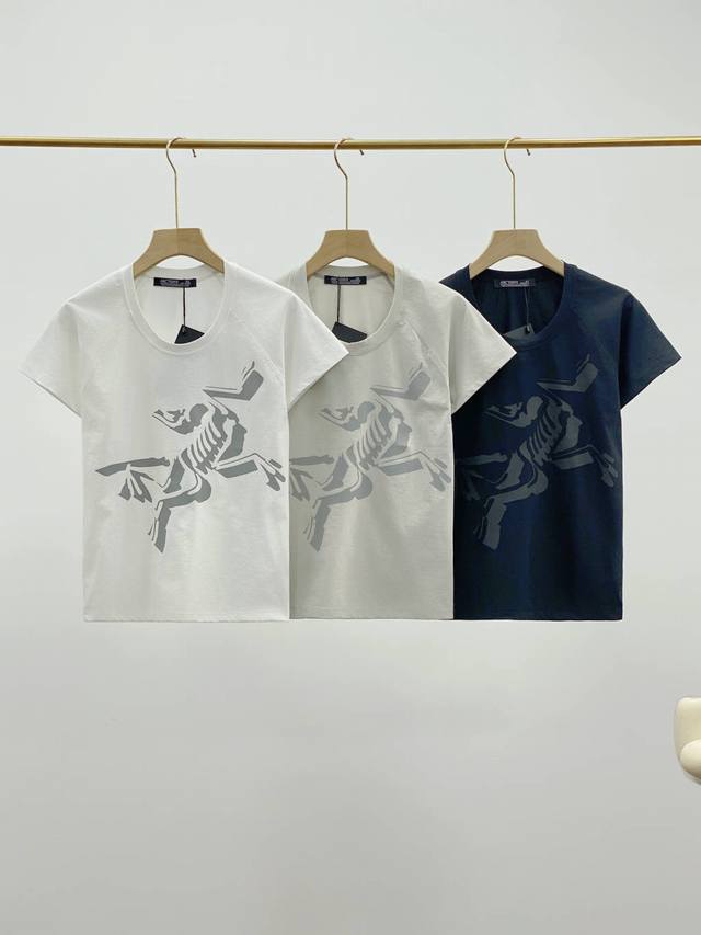 Arc'teryz 始祖鸟 三色Bird Cotton 女士短袖大鸟标Logo圆领针织上衣T恤 面料成分:50%聚酯纤维 50%弹力聚酯纤维 产品特点:采用轻量