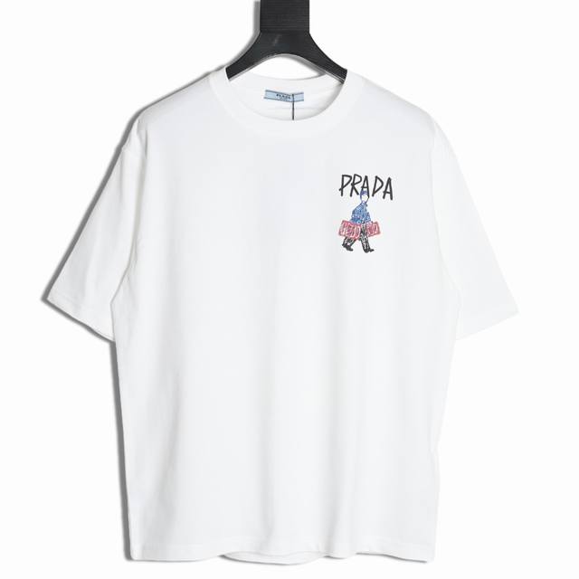 Prada 普拉达 25Ss 色彩小人字母短袖T恤 32支双纱面料克重280克纯棉营造，纺织密度高，垂感佳，不易变形，厚织感加上紧密纺纱工艺，不会影响Tee的透