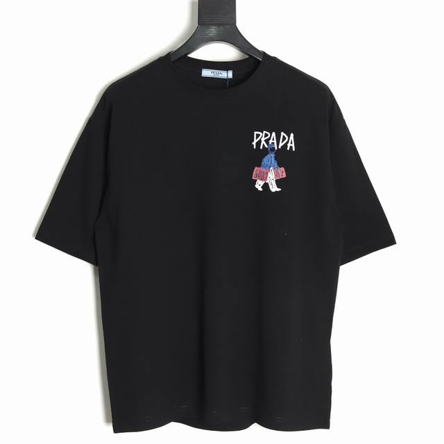 Prada 普拉达 25Ss 色彩小人字母短袖T恤 32支双纱面料克重280克纯棉营造，纺织密度高，垂感佳，不易变形，厚织感加上紧密纺纱工艺，不会影响Tee的透