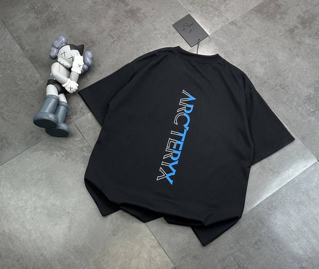 潮牌Arcteryx 始祖鸟两色夏季字母大Logo印花短袖！纯棉男女同款T恤上衣 前胸印花Logo字母，后幅印花始祖鸟Logo！胸前以及后背不开裂不脱胶！属于怎