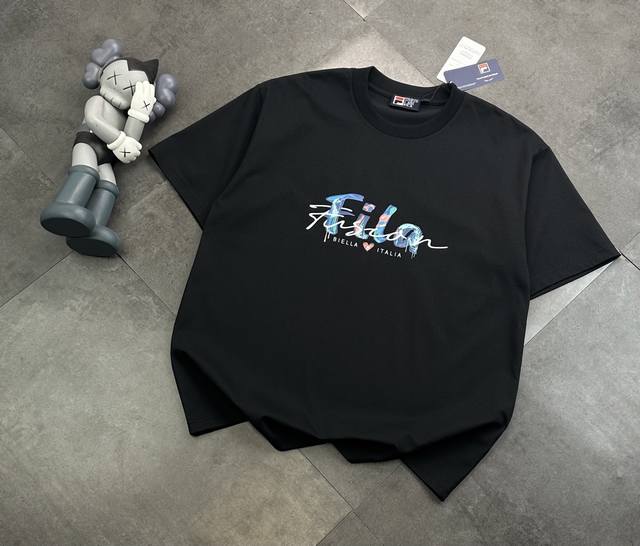 潮牌Fila斐乐官网同款同步短袖！胸口Logo点缀胸前，简约又不失时尚感，一眼就狠狠拿捏住了！正肩版型对各种身材都很友好，穿起来整个人显得挺拔又精神，瞬间男友力