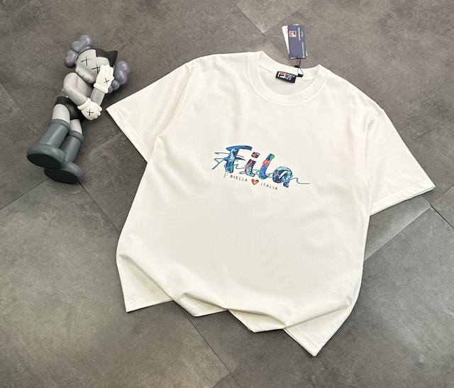 潮牌Fila斐乐官网同款同步短袖！胸口Logo点缀胸前，简约又不失时尚感，一眼就狠狠拿捏住了！正肩版型对各种身材都很友好，穿起来整个人显得挺拔又精神，瞬间男友力