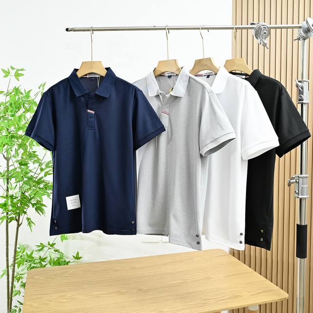 上新： 米 款号：82511# Thom Browne 汤姆.布朗.2025夏季 胸前织带条纹饰珠地 Polo衫 市面能看见的最高版本纯色真是随意搭配的一款圆领
