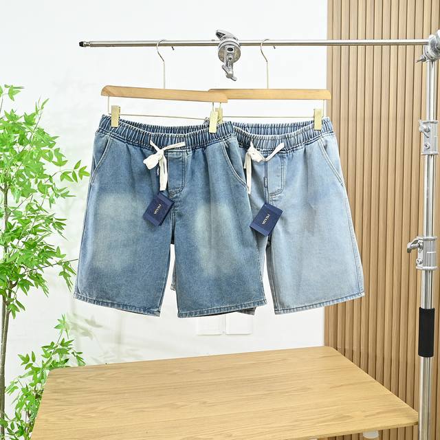 上新： 米 款号：8801# Prada 普拉达2025夏季经典三角徽标时尚牛仔短裤 定制斜纹棉质牛仔面料 上身舒适透气，经典复古怀旧洗水色，双重酵素洗水工艺磨