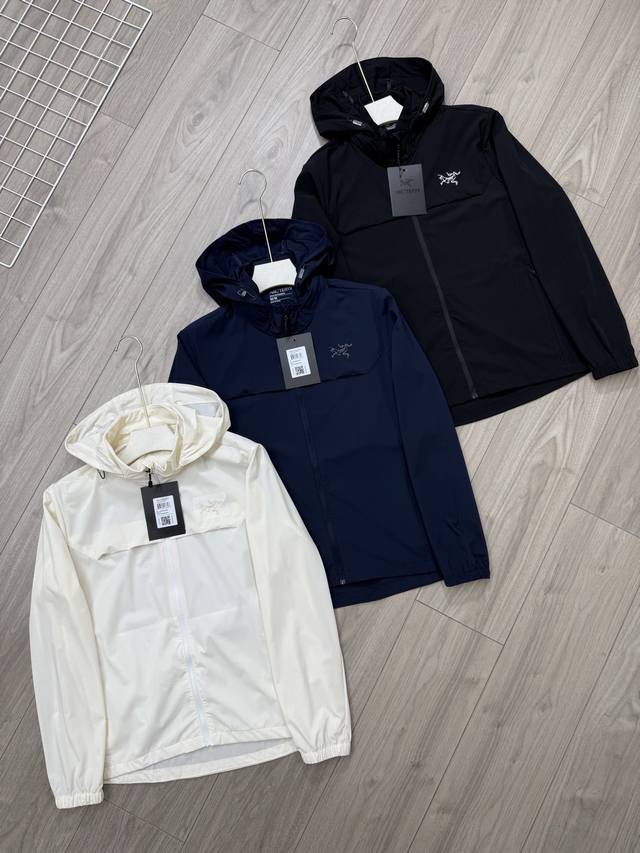 丶上新 始祖鸟防晒皮肤衣 细节图 男款 Arc'teryx 始祖鸟三色刺绣小Logo皮肤衣防晒外套 机能薄型夹克小冲锋衣皮肤衣防晒衣！ 鸟家防晒衣最新款，夏季必