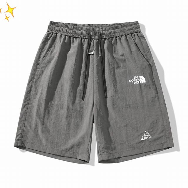供 The North Face北面夏季新款 经典沙滩短裤速干冰丝跑步运动短裤夏季休闲五分裤 这条短裤上身真的会被帅住，经典简单的裤型没有复杂的设计，裤腿处有L