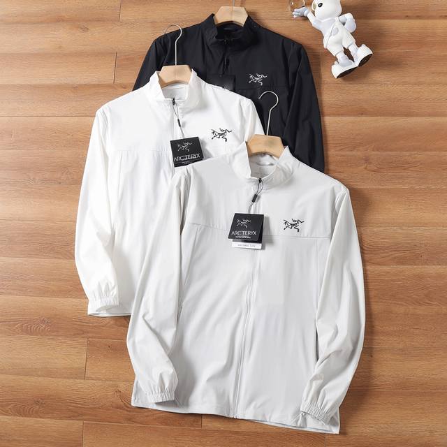 供 Arc'teryx 始祖鸟轻量户外凉感立领防晒皮肤衣、男女同款 125新款防晒衣 可隆B 9柜同款 超轻量化感，超好透气性 舒适细腻 柔软亲肤，面料成份88