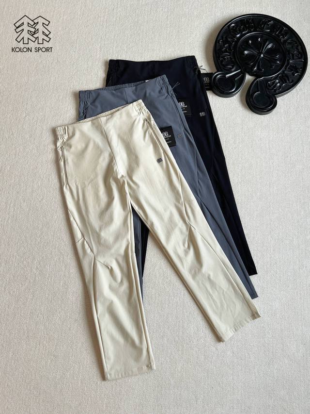 供 Kolon Sport可隆男士松紧长裤夏季弹力针织户外运动休闲裤！ 大身采用弹力梭织面料，具有接触凉感，适合夏季户外穿着。 立体裁剪，符合人体工学，立体裤门