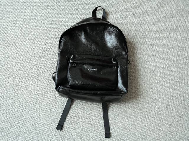 顶级双肩包 品质无敌 Balenciaga 巴黎世家 25Ss 新款字母徽标油蜡皮书包背包双肩包 尺寸:34.8*47*19.81Cm 防尘布袋包装 顶级材质，