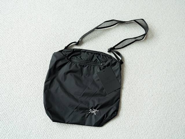 顶级包包 小鸟 山系超轻斜挎单肩包 男女同款 尺寸：44*17*31 单黑色 容量： 12L 具有轻度防水 轻弹雨水 功能，实物大于图片好看很多的程度！！采用