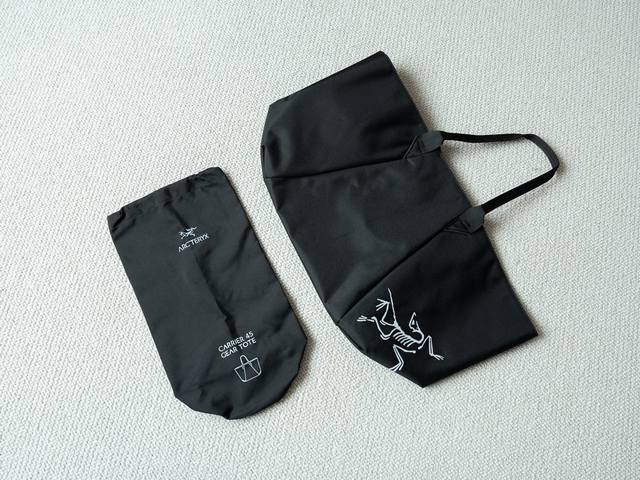 原厂品质 顶级货 Arc 小鸟 多用途大容量手提袋 颜色：黑色 尺寸：65×36×38Cm 绝对刚需款式简洁耐用，让你即刻收纳装备，畅快出发！！面料特殊处理，并
