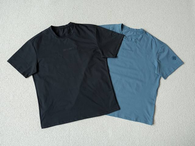 顶级速干功能Tee Descente 迪桑特25Ss Essential男女同款 防晒T恤短袖针织衫 颜色：黑色 蓝色 尺码：M L Xl Xxl 尺码表 M码