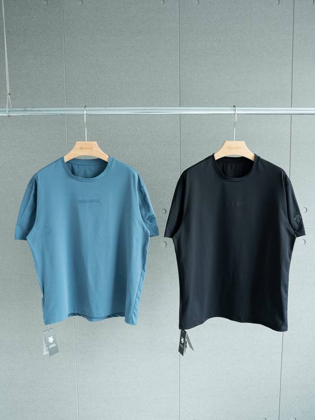顶级速干功能Tee Descente 迪桑特25Ss Essential男女同款 防晒T恤短袖针织衫 颜色：黑色 蓝色 尺码：M L Xl Xxl 尺码表 M码