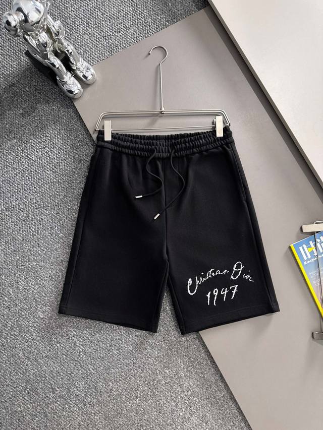 高版本 迪奥2025新款 轻奢主义 高密度重叠刺绣Logo 后开袋 男女日常通勤 穿搭必备 休闲短裤 定制毛圈面料 进口机刺绣工艺 腰标吊牌洗水唛三标齐全 颜色