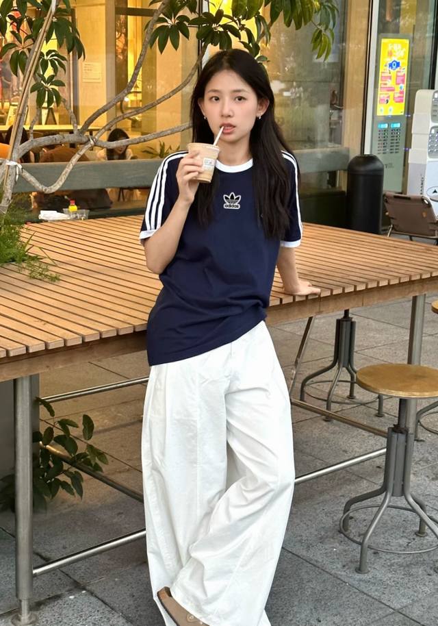 新款阿迪达斯Adidas 三叶草三条杠插肩撞色拼接Ins 领口螺纹针织情侣同款宽松落肩短袖T恤 面料: 260G重磅纯棉新疆长绒棉 采用特定重磅32S精棉平纹针
