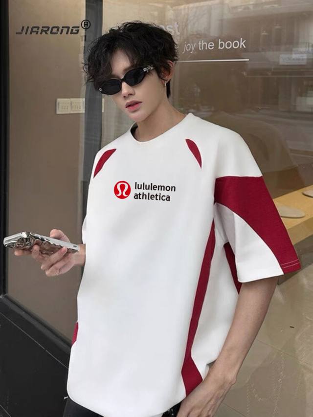 新款Lululemon 露露插肩撞色拼接Ins 领口螺纹针织情侣同款宽松落肩短袖T恤 面料: 300G重磅纯棉新疆长绒棉 采用特定重磅32S精棉平纹针织面料，3