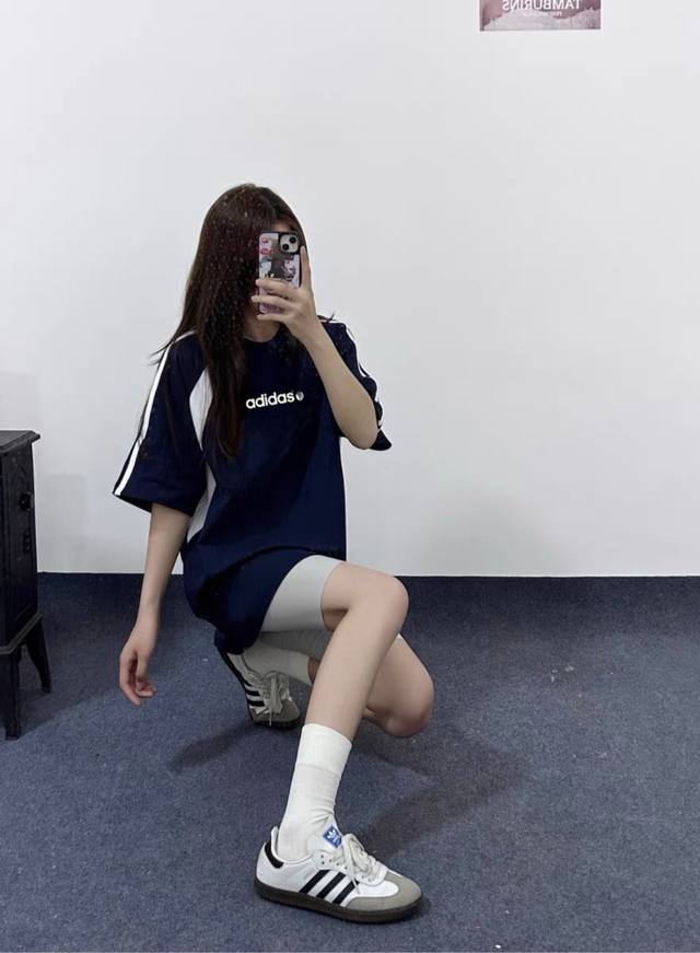 新款阿迪达斯Adidas 环球字母插肩撞色拼接Ins 领口螺纹针织情侣同款宽松落肩短袖T恤 面料: 300G重磅纯棉新疆长绒棉 采用特定重磅32S精棉平纹针织面