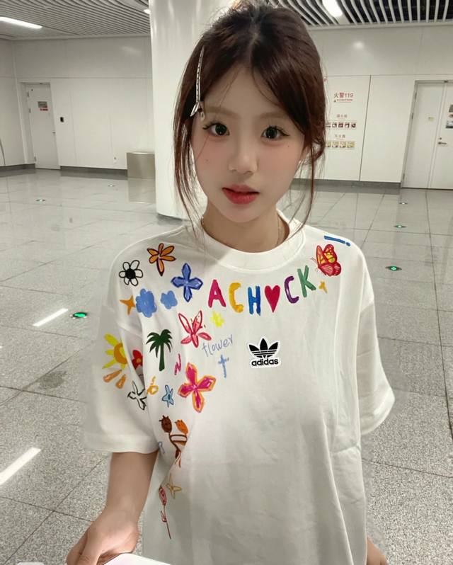 阿迪达斯三叶草Adidas 彩虹字母高街短袖情侣款短袖宽松版型T恤衫学院风短袖 ~260克紧密纯棉面料 不起球不变形 透气舒适抗菌 ~版型比较立体男女都能穿 最