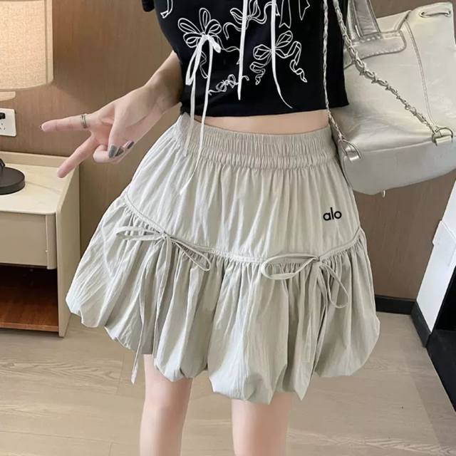 Alo法式芭蕾风蝴蝶结压褶蓬蓬裙夏季女A字花苞裙甜酷灯笼短裙半身裙 ~花苞小短裙上身好显瘦 好喜欢花苞设计，立体饱满丰盈 弧形切割立裁裙摆打造更蓬松的蓬蓬效果