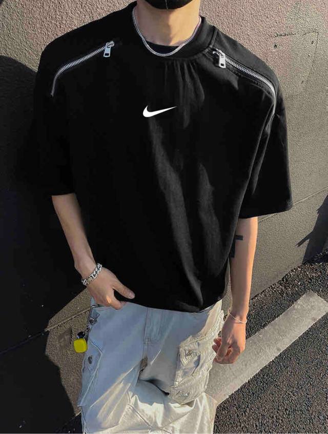 新款耐克Nike 插肩金属拉链装饰螺纹针织情侣同款宽松落肩短袖T恤 面料: 300G重磅纯棉新疆长绒棉 采用特定重磅32S精棉平纹针织面料，300克重；搭配32