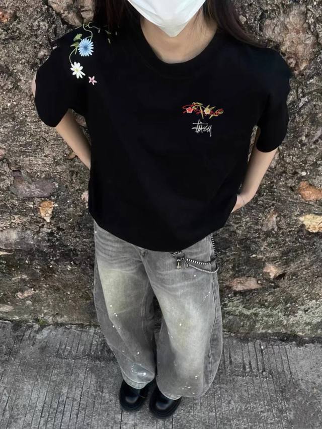 斯图西Stussy 花朵情侣款短袖情侣款T恤 ~采用280克液氨太空棉面料 ~立体裁剪 宽松版型 男女皆可穿 ~刺绣工艺 花朵国风 ~面料抗皱不变形 原厂领标吊