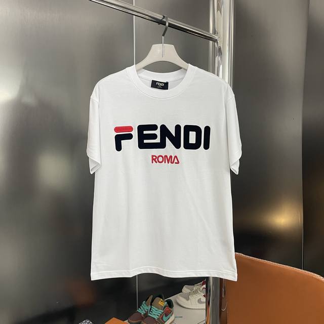 上新 纯原臻品 顶级原版复刻 Fendi 芬迪 2025Ss老佛爷拼色字母刺绣短袖T恤 原版面料高版本高品质 网红明星同款 原版面料，官方同款，定制260克双纱