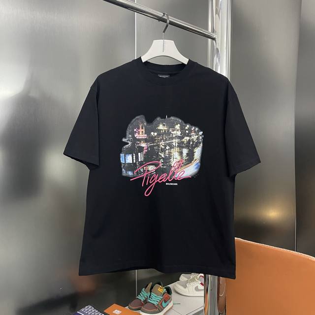 上新 纯原臻品 顶级原版复刻 Balenciaga 巴黎世家25Ss最新格鲁吉亚城市夜景磨破宽松短袖T恤 原版面料高版本高品质 网红明星同款 面料采用克重280