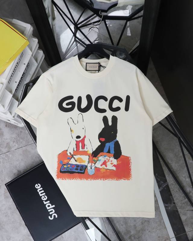 古驰 Gucci小狗画画印花圆领短袖T恤 款号：371 原版面料官方同款短袖T恤 定制280 克同缸染面料手感非常舒服 春夏最新砖柜同步时尚又个性超级百搭好看的