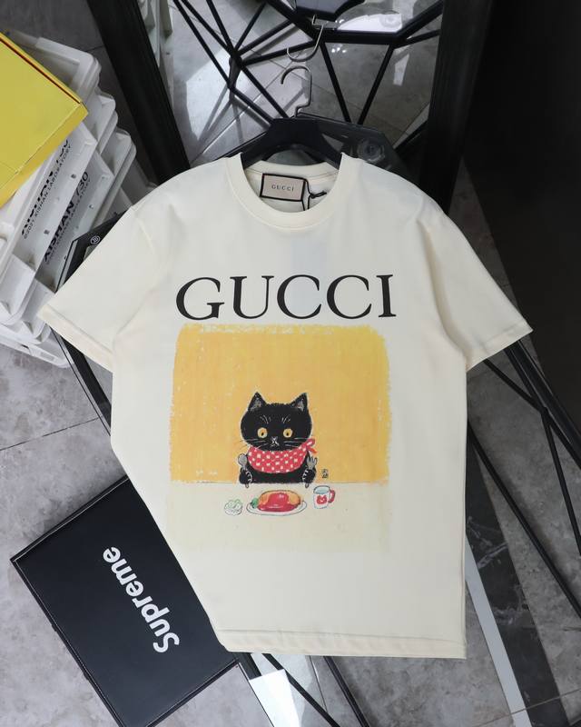 古驰 Gucci小猫干饭好印花圆领短袖T恤 款号：370 原版面料官方同款短袖T恤 定制280 克同缸染面料手感非常舒服 春夏最新砖柜同步时尚又个性超级百搭好看