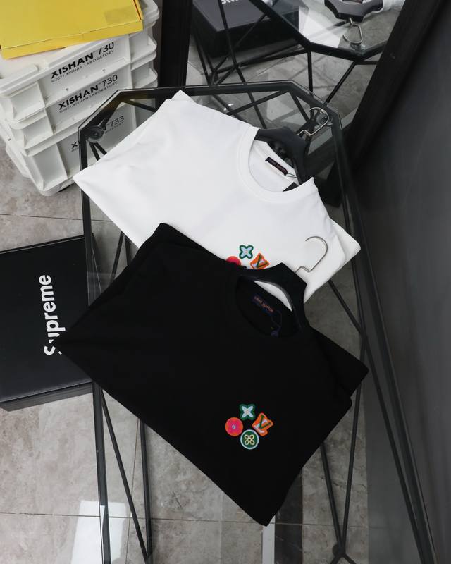 细节图# Louis Vuitton 路易威登Lv 2025新款多巴胺Logo刺绣款短袖圆领T恤 Louis Vuitton，法国路威酩轩集团-Lvmh旗下品牌