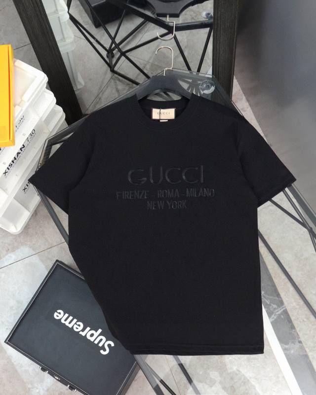 古驰 Gucci字母标语Logo刺绣纯色圆领短袖T恤 款号：855 原版面料官方同款短袖T恤 定制280 克同缸染面料手感非常舒服 春夏最新砖柜同步时尚又个性超