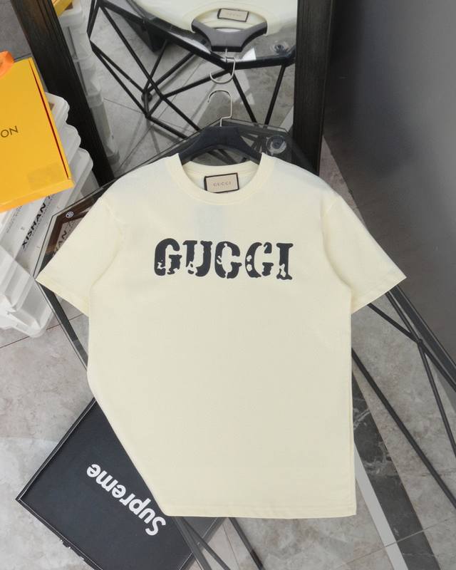 古驰 Gucci前后字母Logo印花圆领短袖T恤 款号：839 原版面料官方同款短袖T恤 定制280 克同缸染面料手感非常舒服 春夏最新砖柜同步时尚又个性超级百