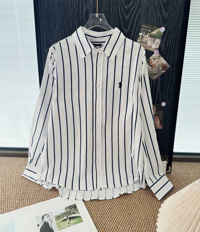 价格P： 品名：Ralph Laur*拉夫战马刺绣亚麻蓝条纹衬衫 尺码：S.M.L 颜色：蓝白条纹 亚麻衬衫自带松弛感，春夏秋三季可穿。采用 %亚麻面料，舒服轻