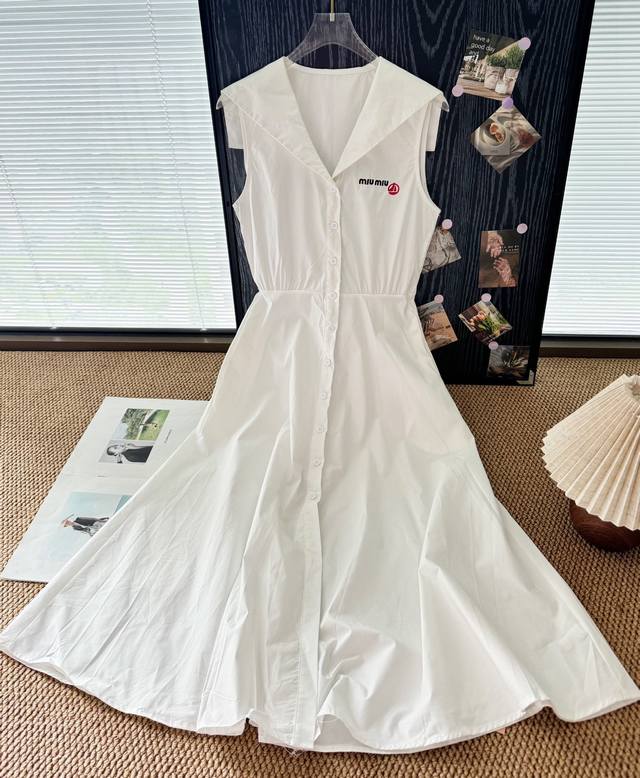 价格P： 品名：Mium*U春夏学院风穿搭披肩领纽扣设计无袖连衣裙 尺码：S.M. 颜色：白色 无袖海军领的长连衣裙子，悠长的夏日午后，仿佛置身于清爽的海风中。