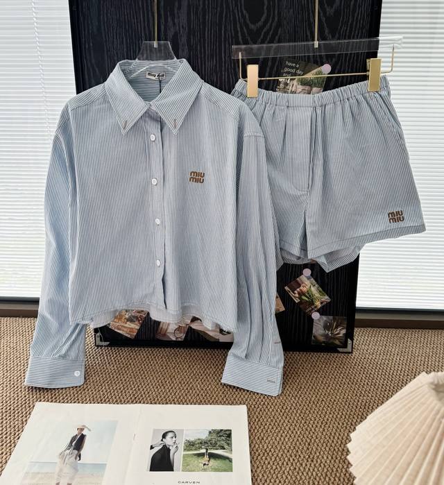 价格P： 品名：Mium*U 全新小标刺绣蓝条纹衬衫短裤套装 尺码：S.M.L 颜色：蓝条纹 套装没有没不爱吧，蓝白经典条纹色高级又时髦，懒人休闲套装，怎么穿都