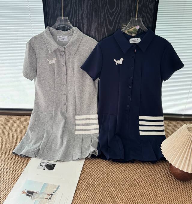 价格P： 品名：Thom Brown* 学院风小狗Polo领百褶连衣裙 尺码：M.L 颜色：灰色 藏青色 超爱的学院风，Tb小狗Polo领连衣裙，属于夏日的甜妹