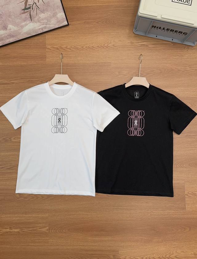 昂跑日常通勤短袖 立体裁剪，使用四针六线简约时尚感点缀，符合人体工程学的版型，依据背部及肩部形状设计，更贴合身形 简约舒适多元运动日常穿搭性价比高妥妥自留款闭眼