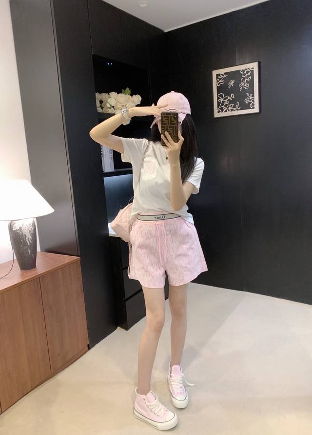 上新 迪奥 Cd家字母T恤提花短裤套装 定制提花字母面料～ 颜色：蓝色 粉色 码数：Sml S码推荐： 80~ M码推荐： ～115 L 码推荐： 115～13