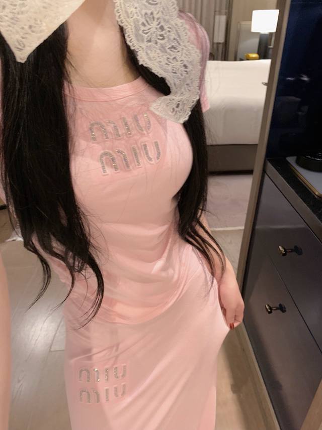 上新 Miumi* 缪缪 25Ss压花烫钻短袖半身裙套装 颜色：黑色 灰色 粉色 码数：Sml S码推荐： 80~ M码推荐： ～115 L 码推荐： 115～