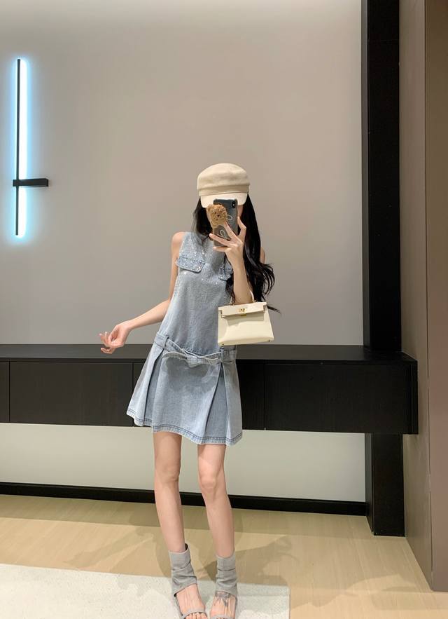 上新 Chane* 小香 25Ss夏季新款小香牛仔背心裙 重工小香烫钻工艺 上身超级减龄 时髦大牌范 超级精致～ 颜色：蓝色 码数：Sml S码推荐： 80~