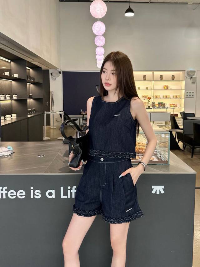 上新 套装 Miu Mi* 缪缪 25Ss无袖上衣下摆拼接花边 高腰短裤套装 定制字母纽扣 胸前口袋经典Logo字母刺绣 上身气质优雅！真的超好看～ 颜色：蓝色